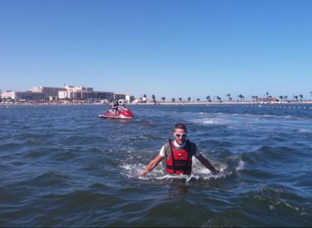 Dentro del agua con la tabla de flyboard